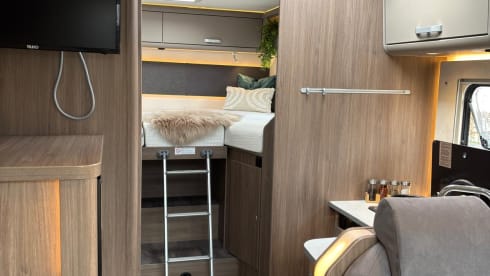 Making Memories 3 – 4persoons Ford Carado T447 half integraal uit 2025 met een Hefbed