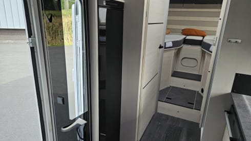 GPV48X – Luxury Modern 4 pers Sunlight T67 with length bed | Km free! 