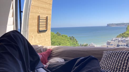 Campervan per 2 persone autosufficiente dal punto di vista energetico con terrazza prendisole (e altezza interna di 193 cm)