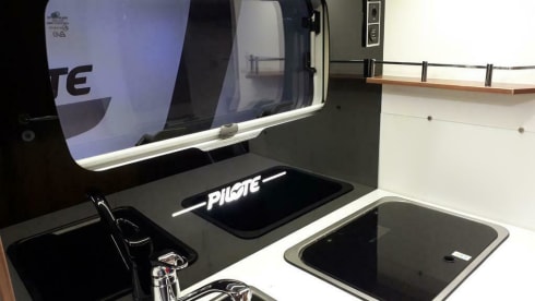 Camper 2 – Spacious and luxurious Pilote 6-person family camper with Playstation and LED TV!