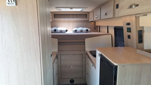 Spazio 4 – AmorA-Camper mit Fahrradgarage und Längsbett 180x200cm