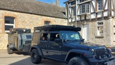 W R A N G L E R . – Jeep Wrangler Rubicon avec remorque tout-terrain en option RS Camp ES-3 (<750 kg)