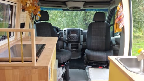 Perfecte Plek | zand – Mercedes Sprinter L2H2 (2018) - automatic | off-grid | 2 outdoor showers