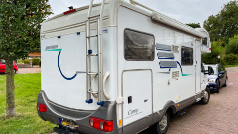 Cosy Family Camper – Complete cozy family camper with large garage 5p Hymer