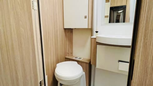 1. DelBi – Luxury mobile home Bürstner Delfin IT726