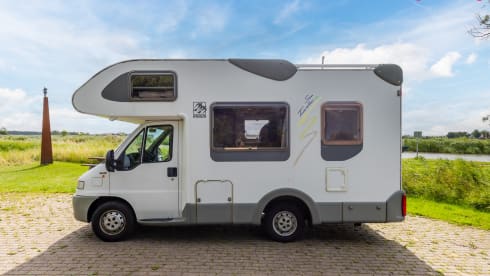Knaussie – Wonderful compact alcove camper with 4 sleeping places