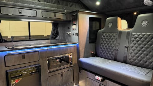 Andys camper – Campervan Vauxhall Vivaro a 4 posti letto del 2019