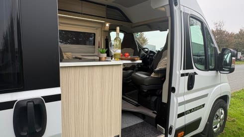 Camp Adventure –  Adria Twin mit zwei Einzelbetten und komplett ausgestattet