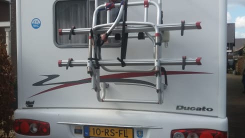 Let op!!! Prijs is inclusief dagverzekering goboony! – Beautiful camper for rent! With a fixed bed and fully furnished!