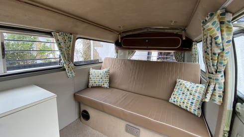 Olive – Klassischer Volkswagen-Wohnmobil mit 2 Schlafplätzen, Baujahr 1977