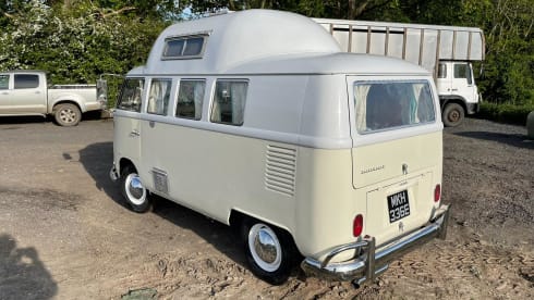 Snowy – 2 berth Volkswagen campervan from 1957