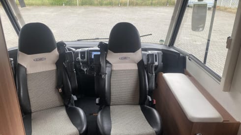 4p LMC integral lifting bed and round seating area from 2015