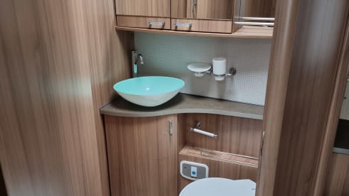 Fully equipped neat Pilote camper semi-integrated