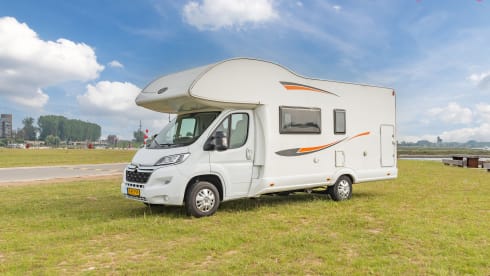 Fransie  – Luxury 5 person Alcove camper from 2017: Fransie