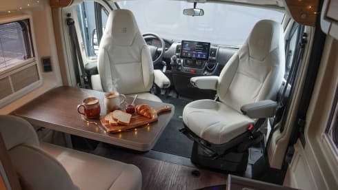 Luxe  HYMER buscamper met lengtebedden.
