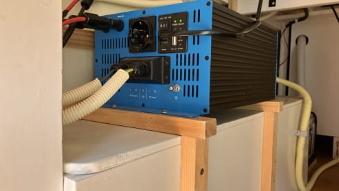 Pistachio – Mercedes Sprinter met groot bed en uitgebreide keuken