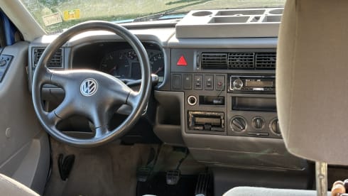 BerryBlue – 4-person Volkswagen camper from 1999 with Westfalia interior