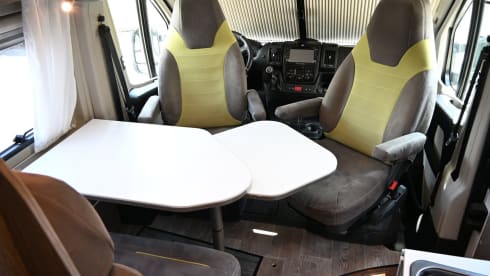 4p Pössl bus uit 2019