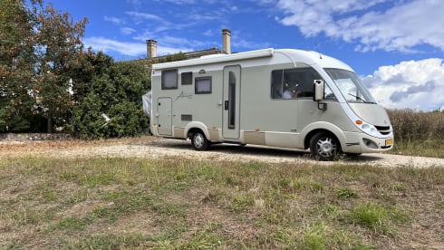 Spacious Luxury Camper 4/5p | hp 170 | transverse bed & lifting bed | complete inventory 