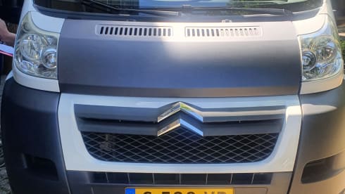 QPO "Zo wijd de wereld strekt"        " – Reliable and well-maintained bus camper.