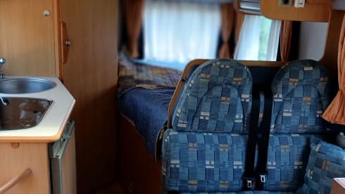 Viervoeter vriendelijk – 4p Adria Mobil semi-integrated from 2005