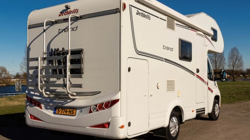 Luxurious & Compact 6-person camper with bunk beds