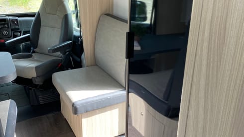King IV – New and luxurious 5-person alcove camper