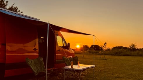 Very Spacious Luxury Off-Grid Camper – Freedom, Comfort & Adventure on Wheels!