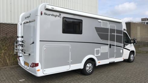 9/14 – Luxury automatic camper with 2-person queen bed!