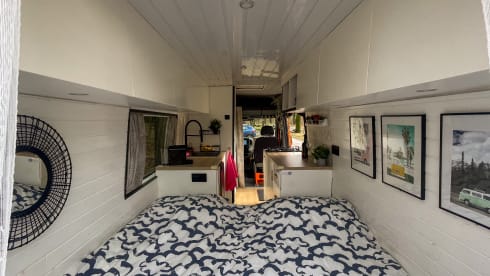 Very Spacious Luxury Off-Grid Camper – Freedom, Comfort & Adventure on Wheels!