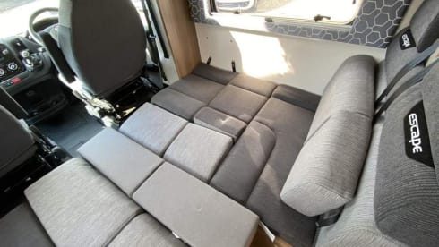 Robyn – Robyn - 6 Berth Luxury Motorhome