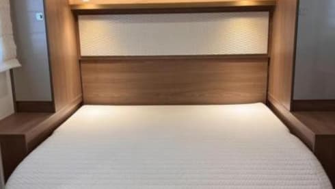 Jelle  – 4pers burstner semi-integrated with queen bed