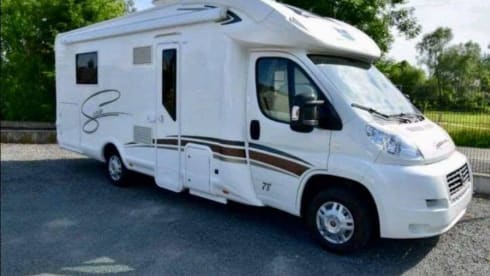 Start your freedom – Spacious MC Louis Sovereign 80 Semi-Integral