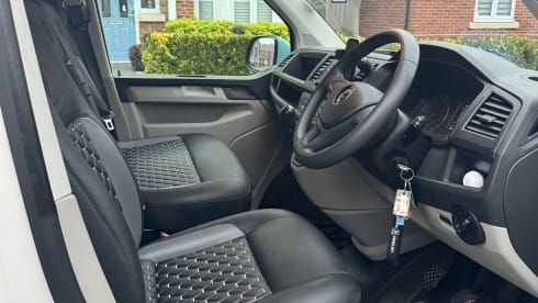 Dub Di – Adventure in Style – Two-Tone T6 VW Campervan, 2018 (Sleeps 4)