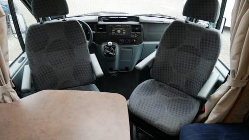 Chausson Flash 16, 4-person, longitudinal beds, pull-down bed!!