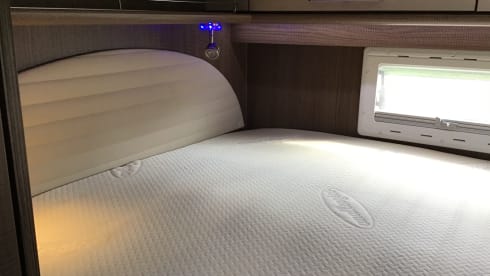Young, luxurious, spacious, 6p. camper, 20 extra HP, large beds, 2 x air conditioning