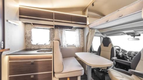 Super camper with 5 fixed beds! 2023
