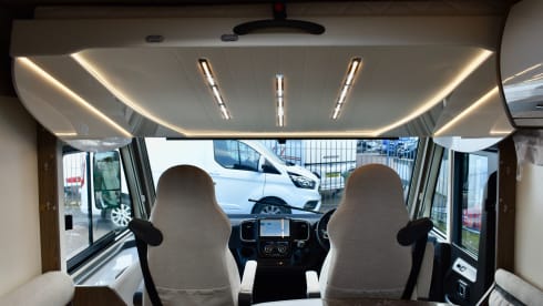 Pegaso  – Splendido camper di classe A - 4 posti letto - 5 cinture di sicurezza, Pegaso 740 