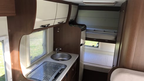 Luxurious spacious 6 person family camper with air conditioning (2x), garage and inventory.