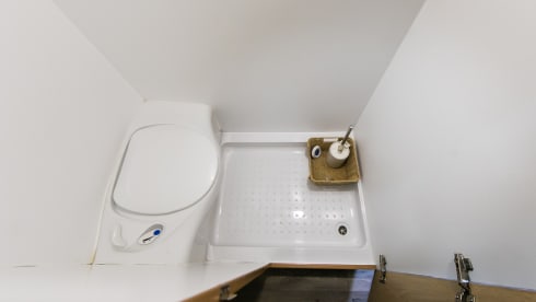 Lottie – Large 2 Berth Campervan