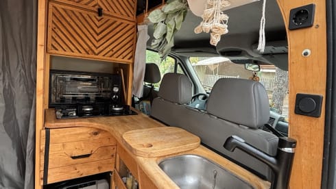 Spacious campervan - kitchen & shower - Fully off grid