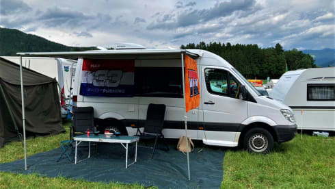 Co-Camper – Mercedes-Benz sprinter with wooden interior