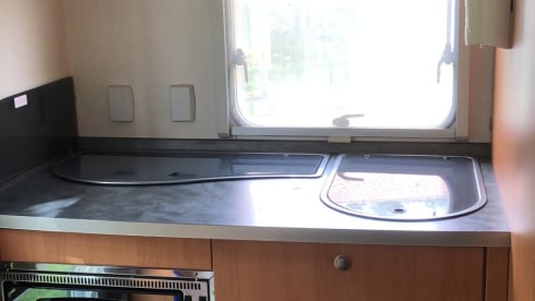 nooitverwacht – beautiful 6.05m with solar panel oven 2.8 jtd and scooter carrier