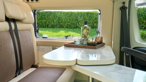 Easy Rider Off the Grid de Luxe nr 5  – Beautiful 3-person camper with a lengthwise bed, automatic and solar panel.