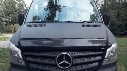 4-Personen-Mercedes-Benz-Bus aus dem Jahr 2014
