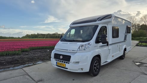 Nice compact 2 person camper with single beds.