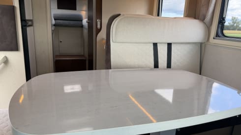 Camper met enkele bedden en alkoof!
