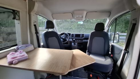 4p VW Crafter offgrid bus uit 2026 met lengtebed, daktent en fietsendrager