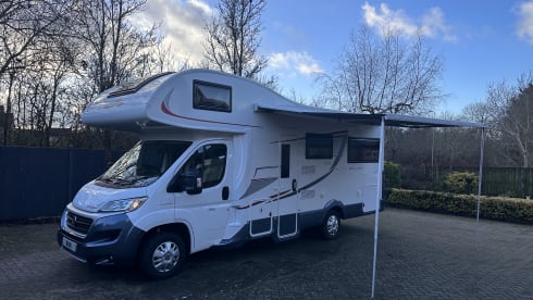 Charlie  –  Charlie Luxurious and modern 5 berth Roller Team