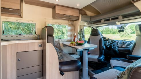 Challenger! – Ruime, moderne en luxe camper met 4 vaste slaapplekken - XL garage
